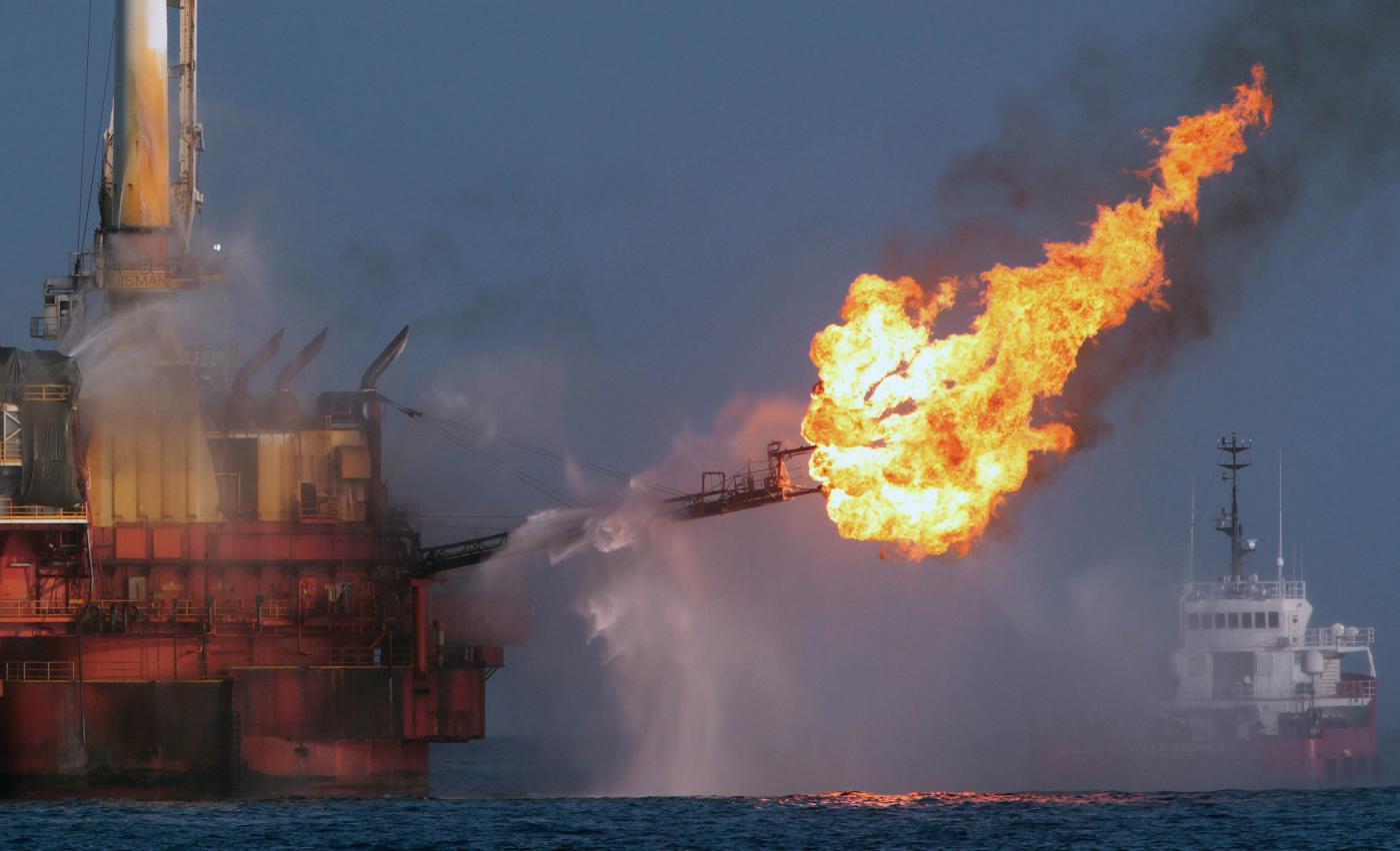 Взрыв буровых. Взрыв нефтяной платформы Deepwater Horizon 2010. Взрыв платформы Deepwater Horizon. Взрыв нефтяной платформы Deepwater Horizon - 20 апреля 2010 года. Катастрофа Deepwater Horizon в мексиканском заливе.