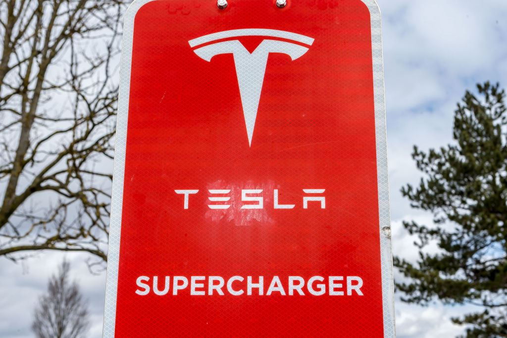 Tesla Wells Fargo abbassa rating a Underweight, titolo in calo nel pre