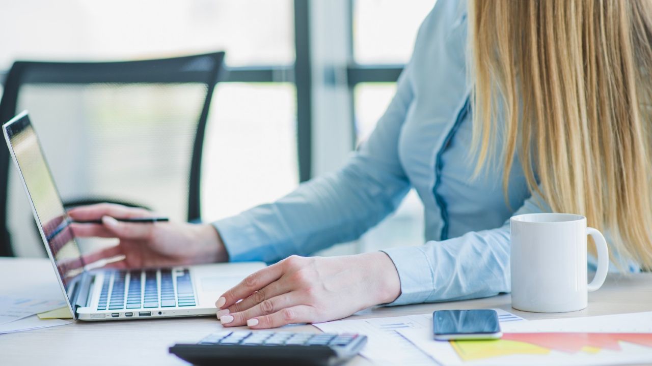 persona lavora al computer