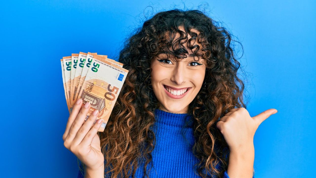 ragazza con banconote da 50 euro