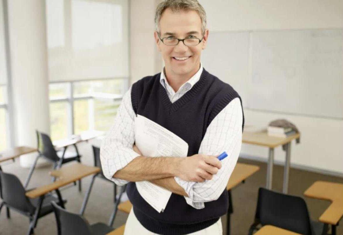 Oltre alla posizione accademica, vari altri fattori influiscono sul guadagno mensile di un professore universitario in Italia nel 2026